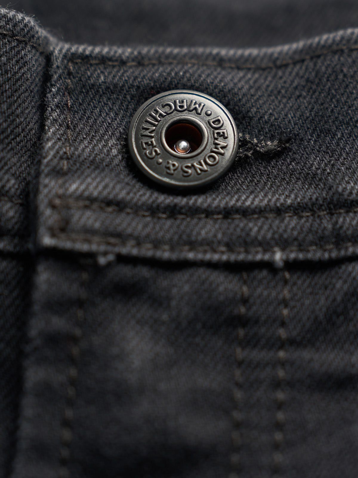 Short de Mezclilla Alex, detalle — botón y remaches plateados italianos con pespunte de triple aguja. #color_negro