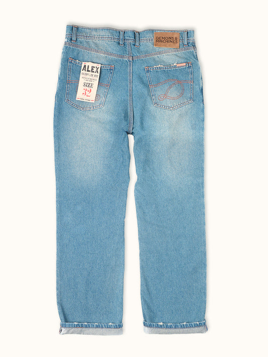 Jeans Alex Oversize Fit en Azul Claro, vista trasera — la pierna recta y ancha que cae desde un asiento. #color_azul_claro
