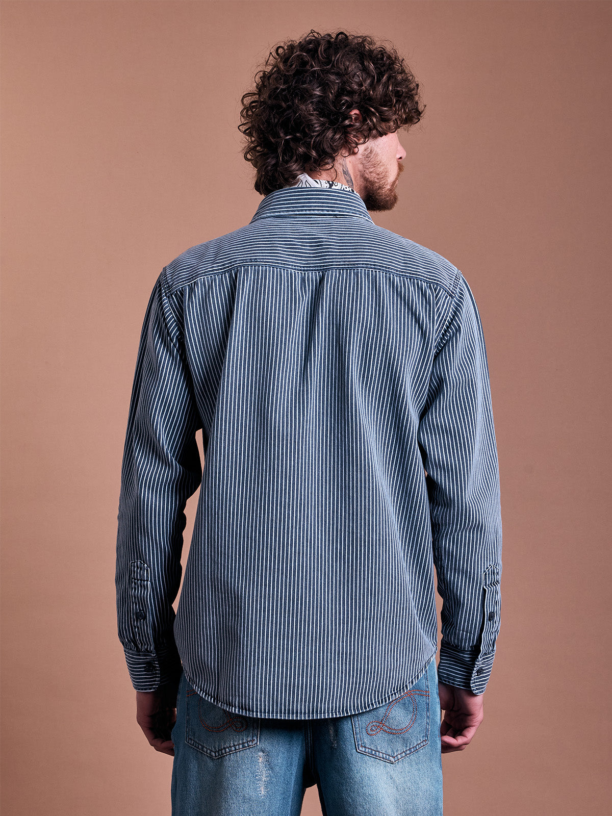 Camisa Dayton de Rayas Railroad, detalle — bolsas de tapa en el pecho y pespunte de triple aguja en hombros. #color_azul