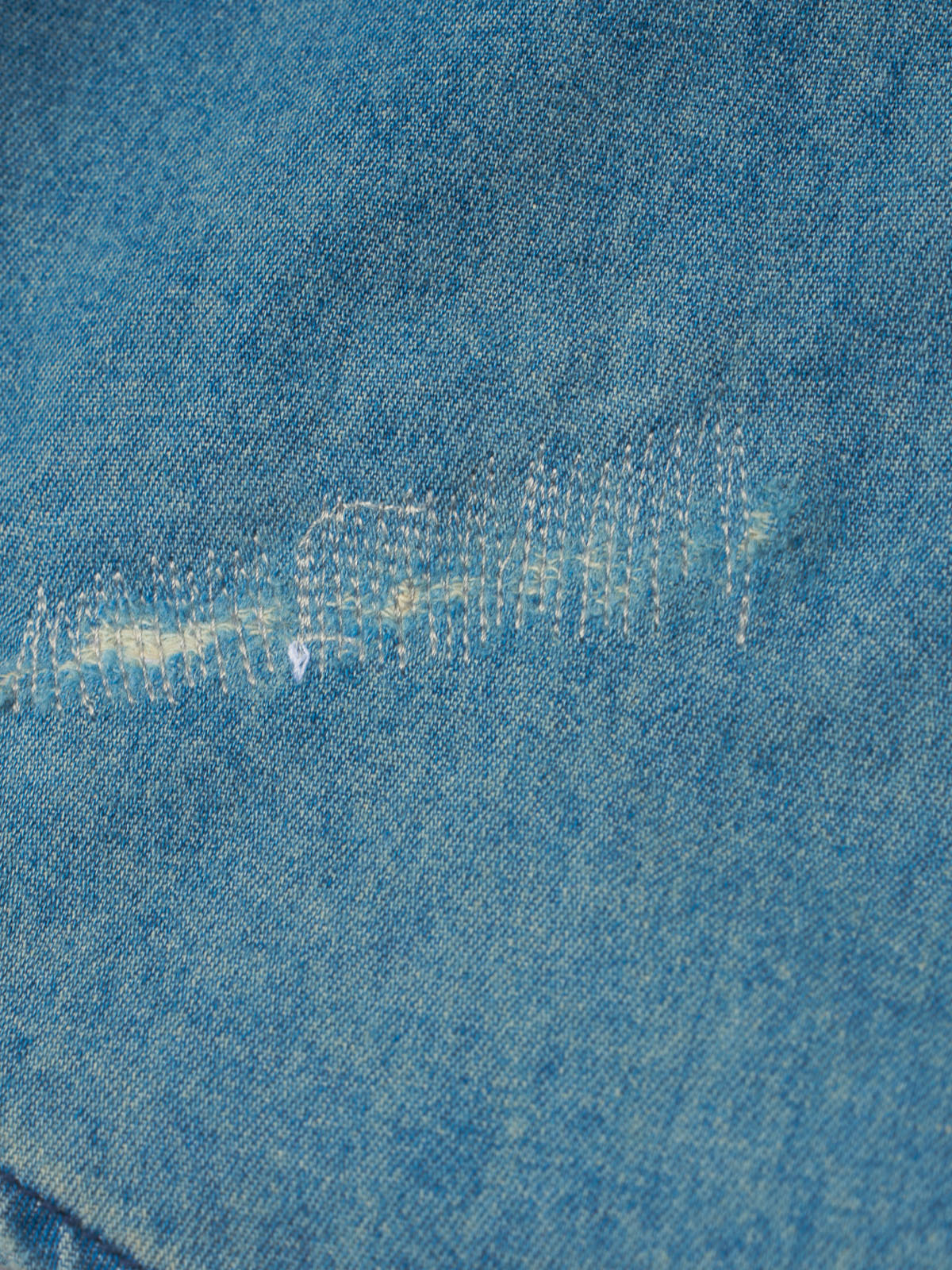 Modelo con Camisa Vaquera de Mezclilla Dallas en Azul Claro, abrochada — Demons & Machines. #color_azul_claro