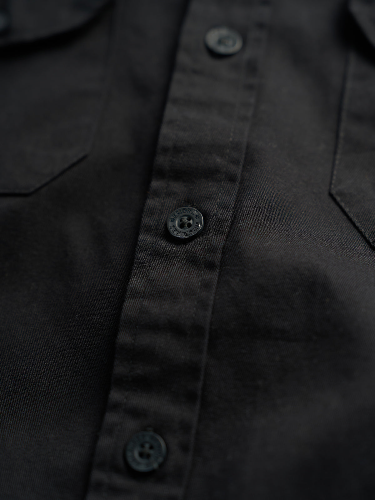 Modelo con Camisa Garage Boulder en Negro, abierta como capa ligera — Demons & Machines. #color_negro