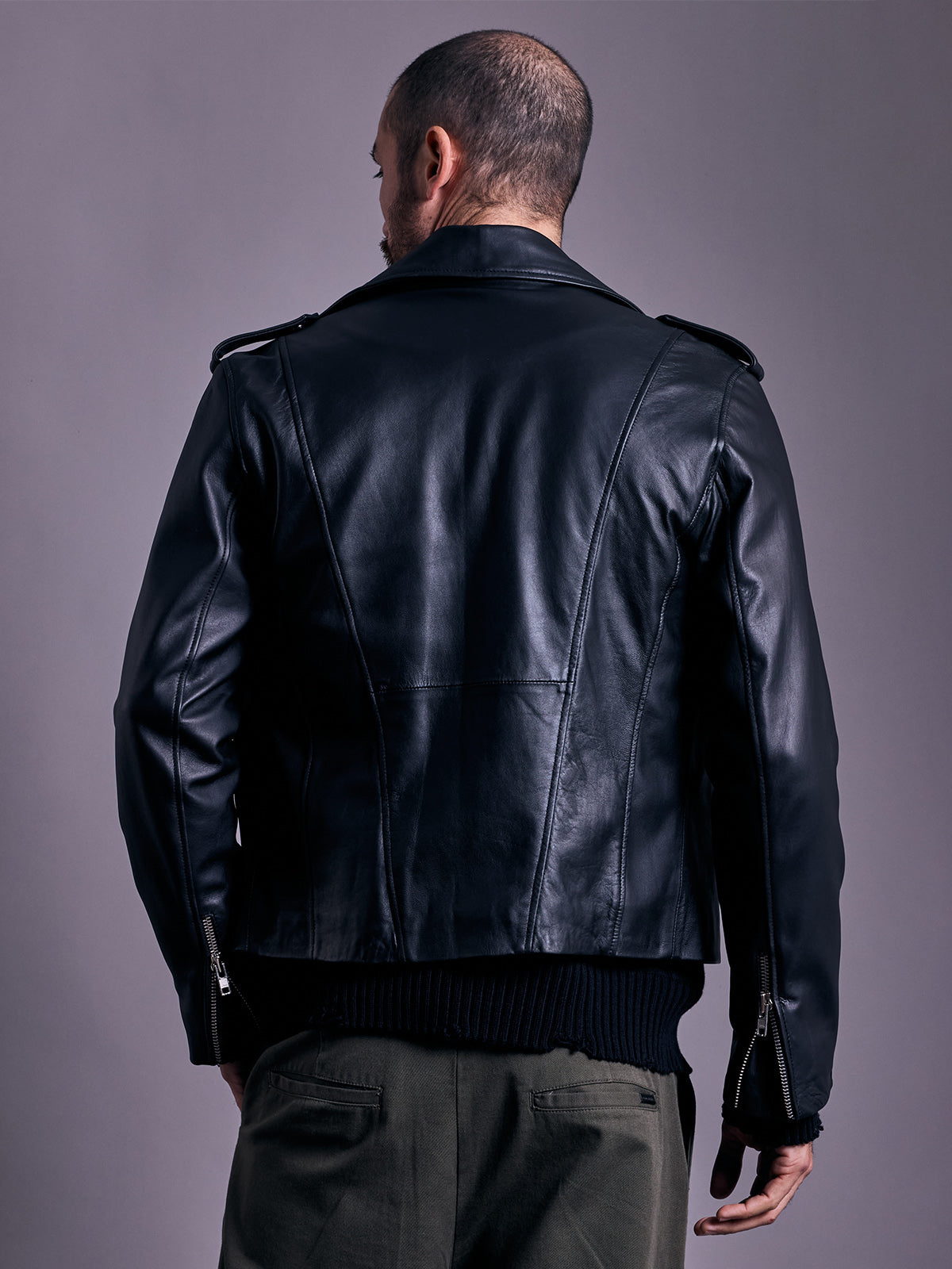 Chamarra de Piel Biker Jamestown, detalle — cierre asimétrico #8 niquelado. #color_negro