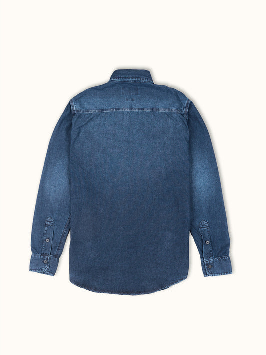Camisa de Mezclilla Morris en Azul Medio, vista trasera — la espalda de corte regular con pespunte. #color_azul_medio