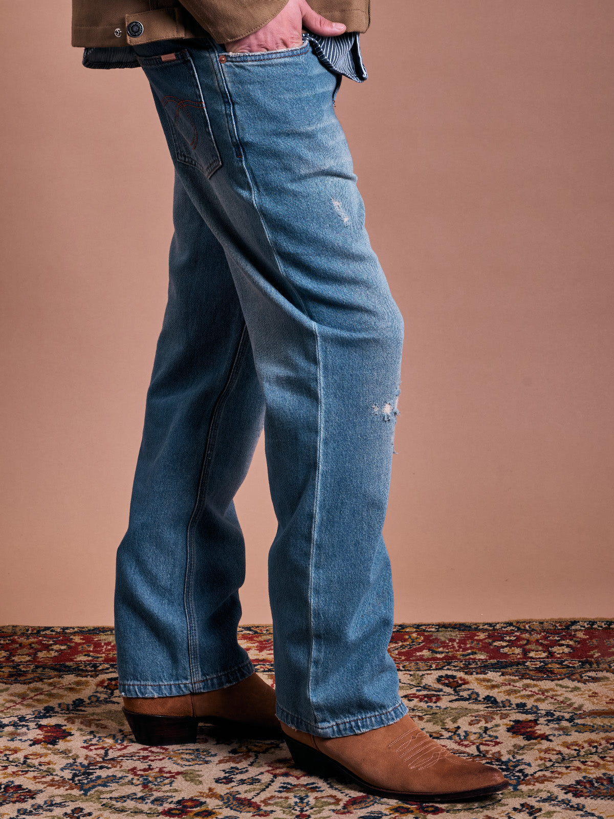 Jeans Alex Oversize Fit, detalle — desgastes reparados a mano y pespunte de triple aguja. #color_azul_claro