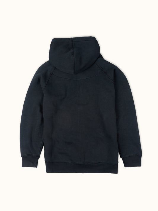 Sudadera con Cierre Prescott Bordada en Negro, vista trasera — la línea de manga ranglán y el bordado. #color_negro