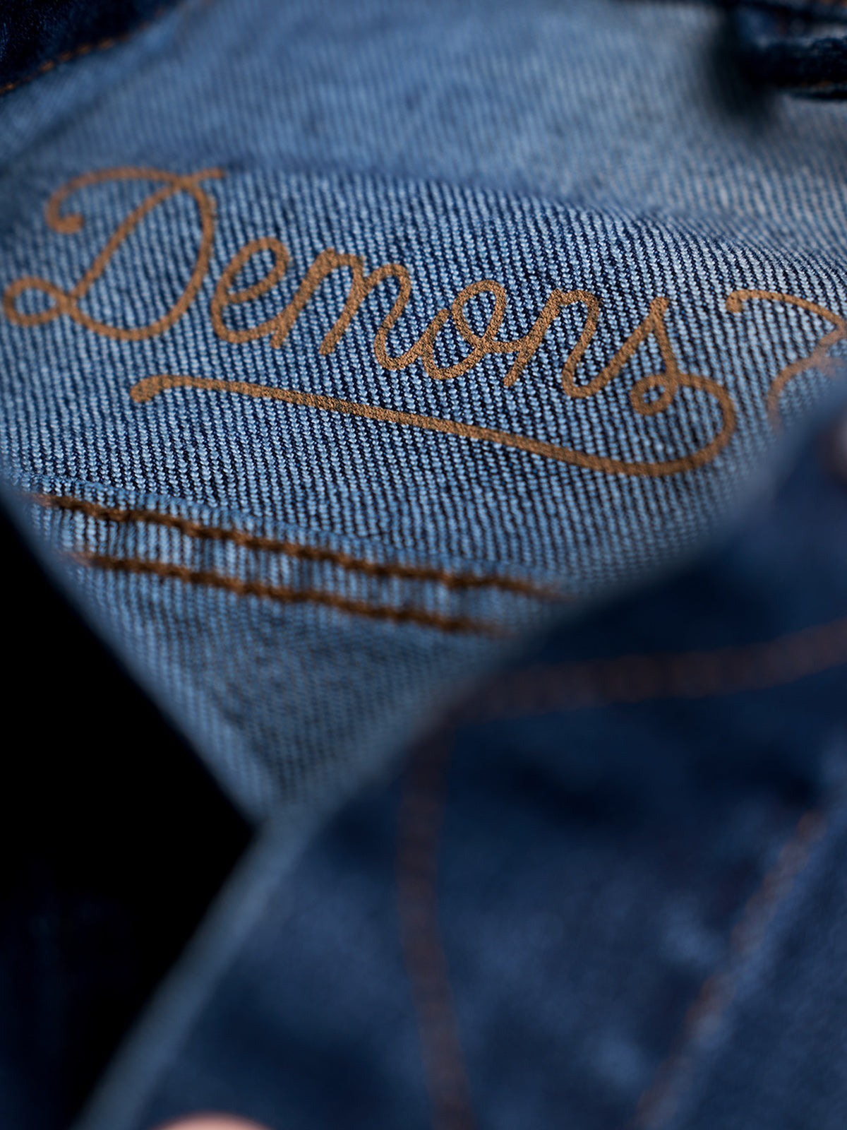 Chamarra de Mezclilla 3D Blue, detalle — bolsas de tapa en el pecho. #color_azul