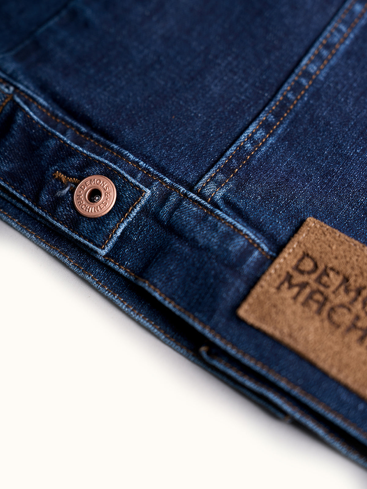 Chamarra de Mezclilla 3D Blue en Azul, vista lateral — un corte slim clásico. #color_azul