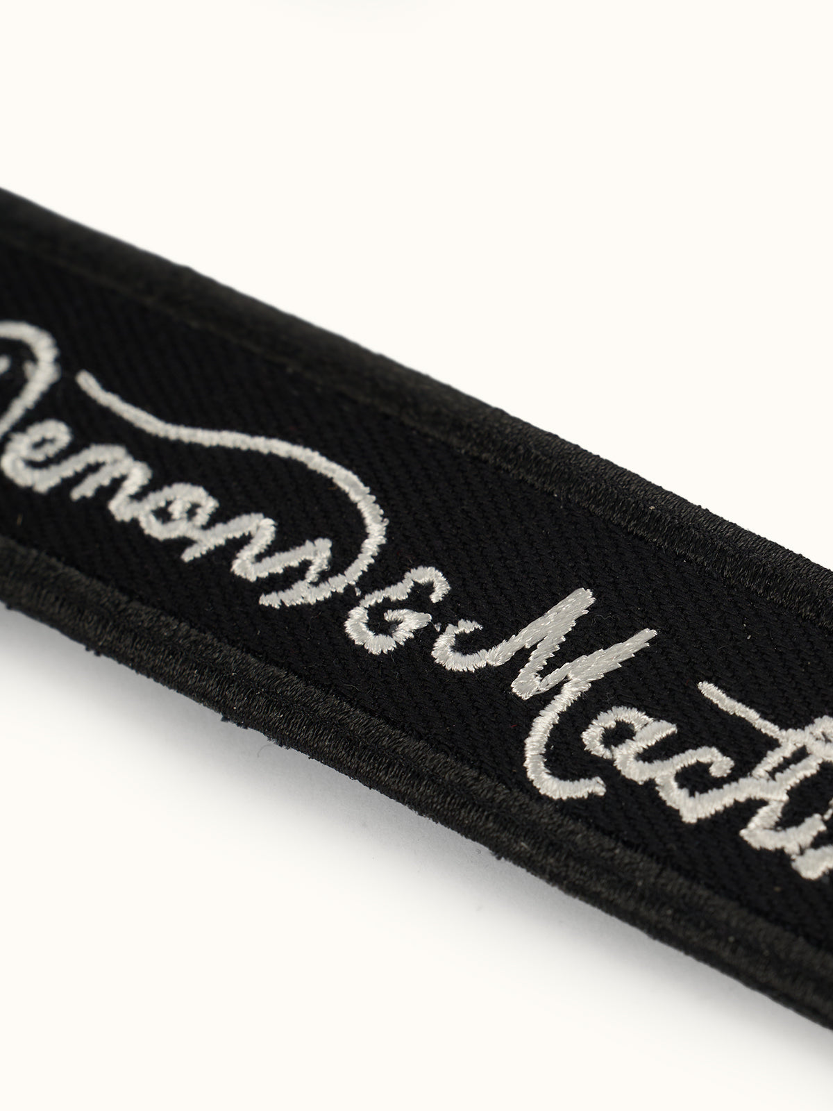 Llavero Please Start en Negro, vista lateral — 2,7 × 15 cm. #color_negro