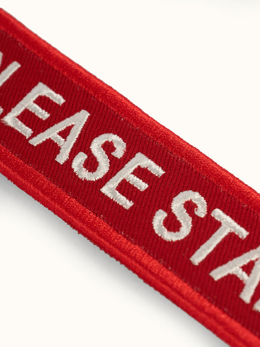 Llavero Please Start en Rojo, vista trasera — la segunda cara bordada. #color_rojo