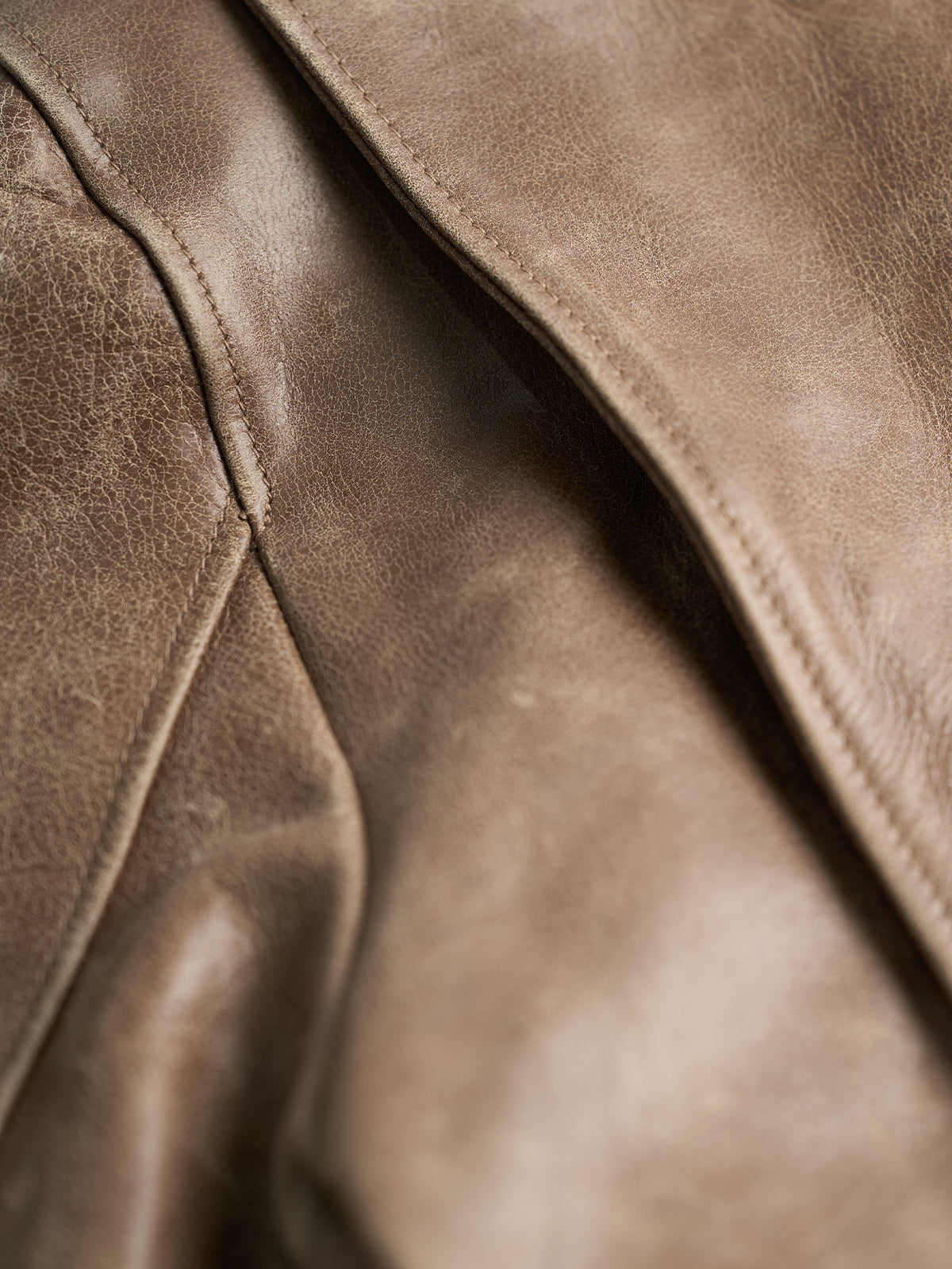 Modelo con Chamarra de Piel Aviator en Café, con el cuello puesto, sobre un suéter — Demons & Machines. #color_café