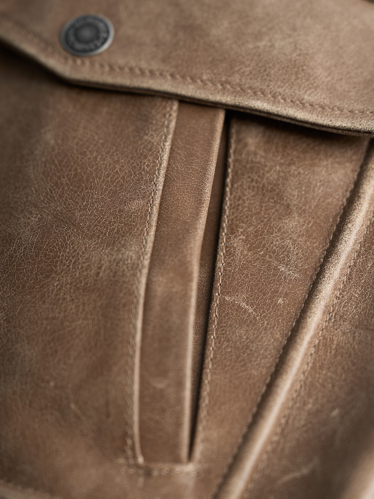 Chamarra de Piel Aviator en Café, vista lateral — un corte bomber regular. #color_café