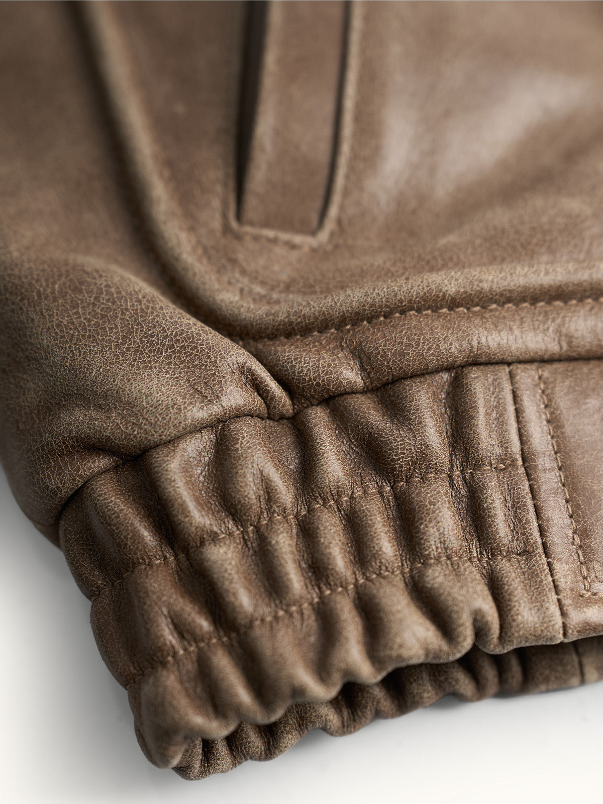 100% piel vacuna con cuello de piel desmontable — Chamarra de Piel Aviator en Café. #color_café