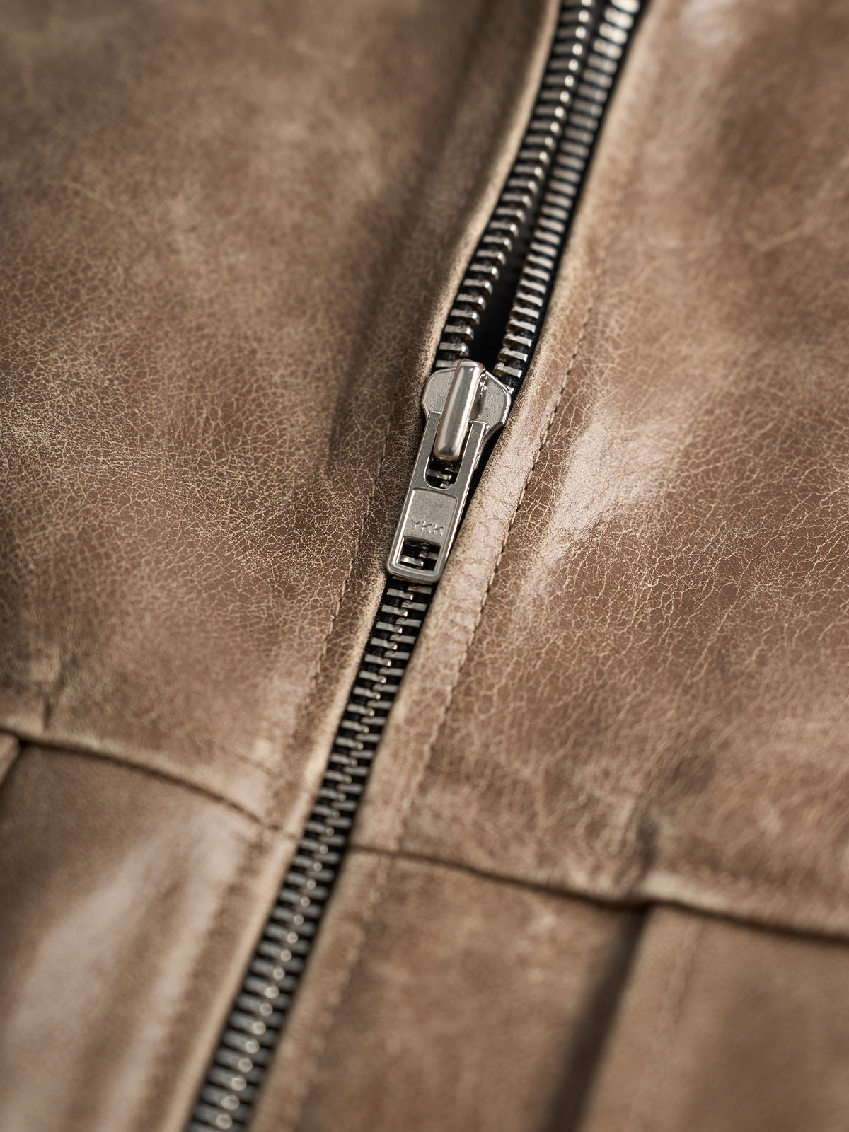 Chamarra de Piel Aviator, detalle — cierre #8 niquelado. #color_café