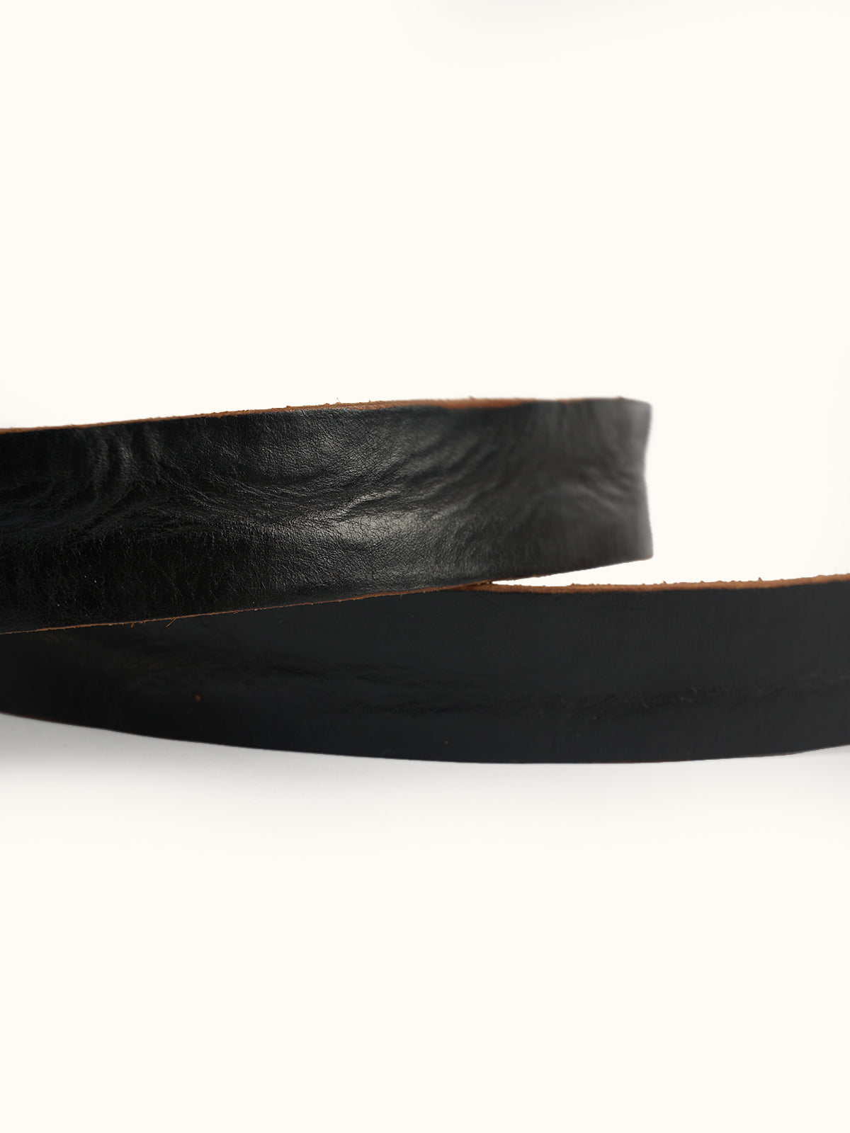 Cinturón de Piel Alamo, detalle — hebilla cuadrada de bronce fundido. #color_negro
