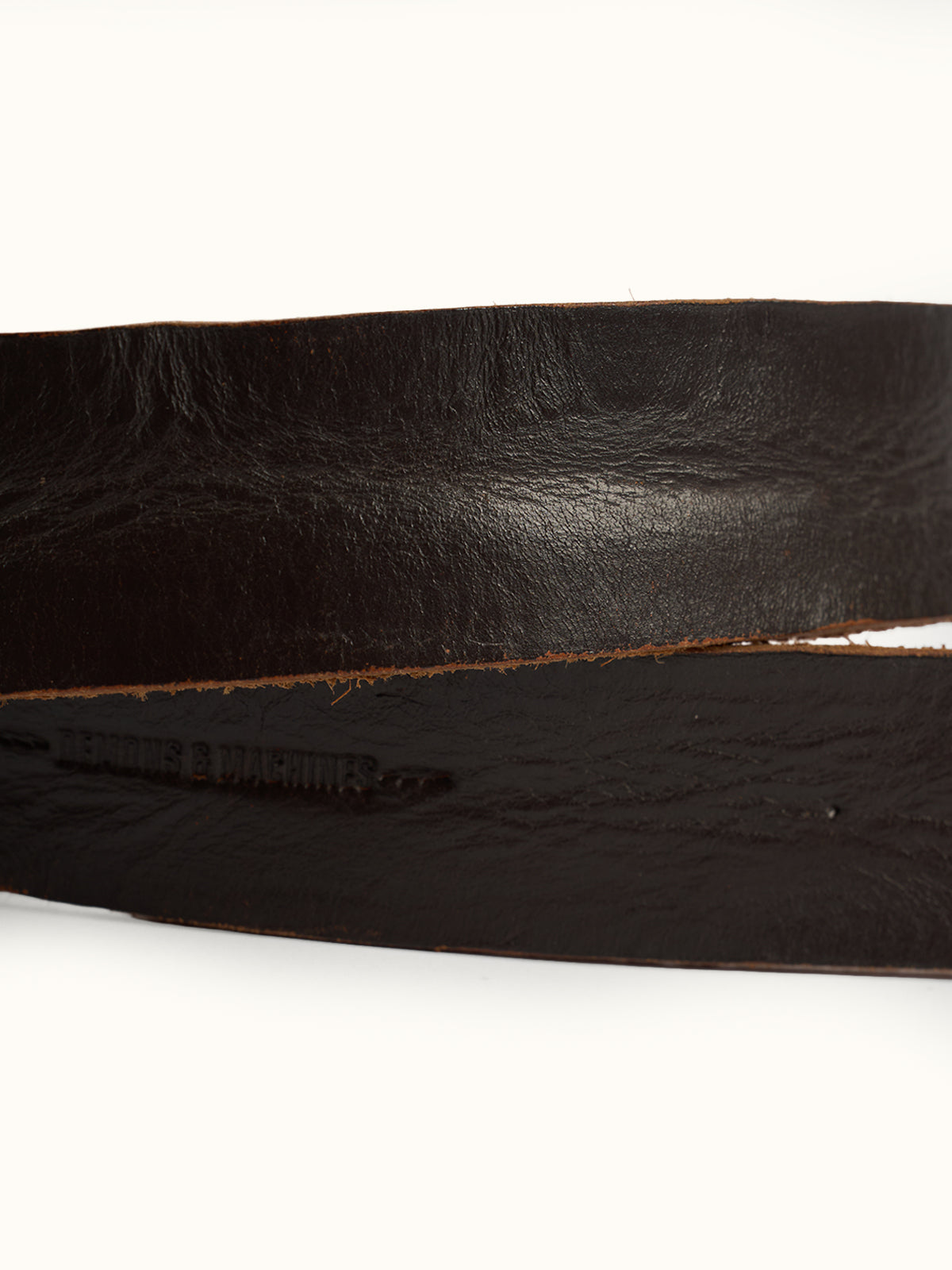 Cinturón de Piel Alamo, detalle — hebilla cuadrada de bronce fundido. #color_café