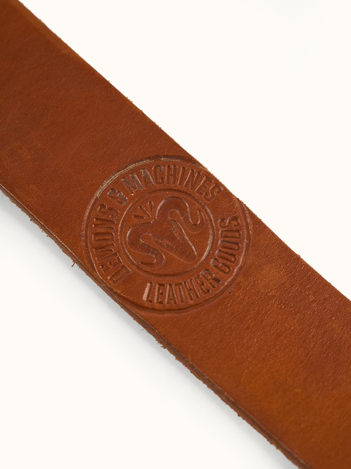 Cinturón de Piel Alamo, detalle — hebilla cuadrada de bronce fundido. #color_tan
