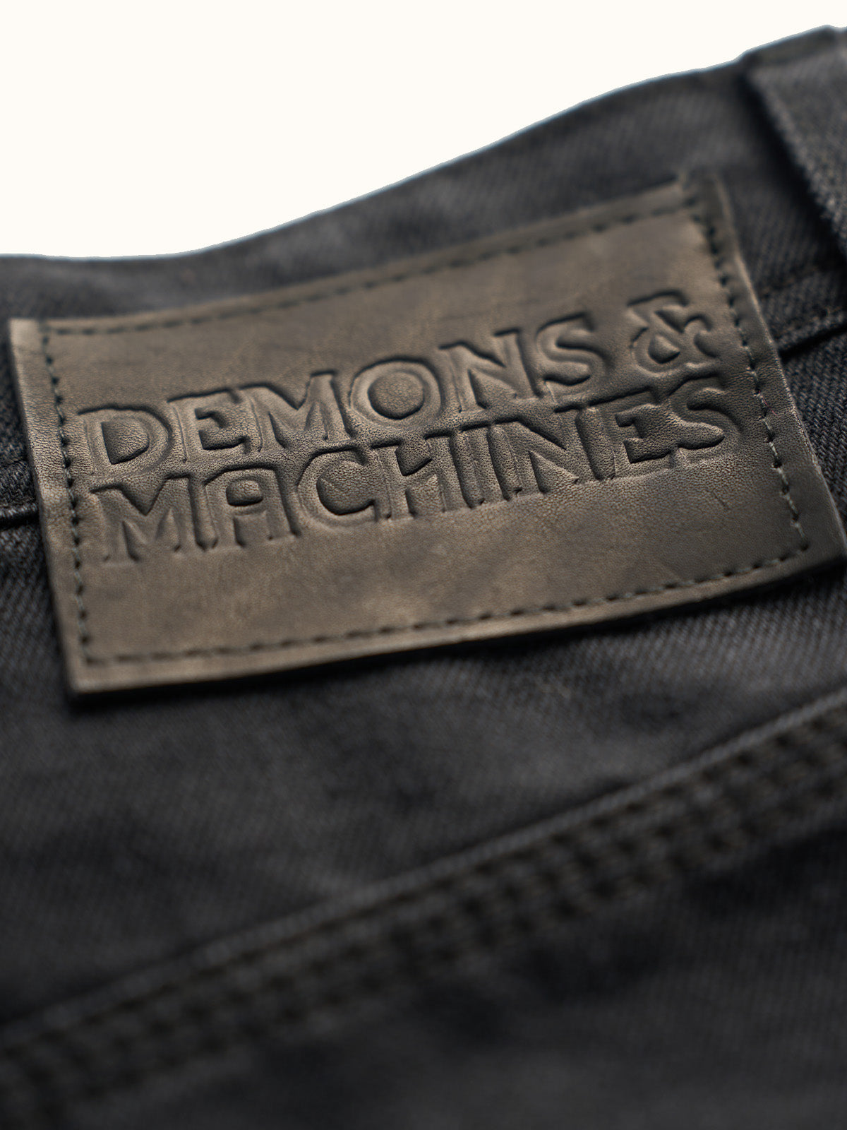 Mezclilla rígida de 10,7 oz, 100% algodón — Short de Mezclilla Alex en Negro. #color_negro