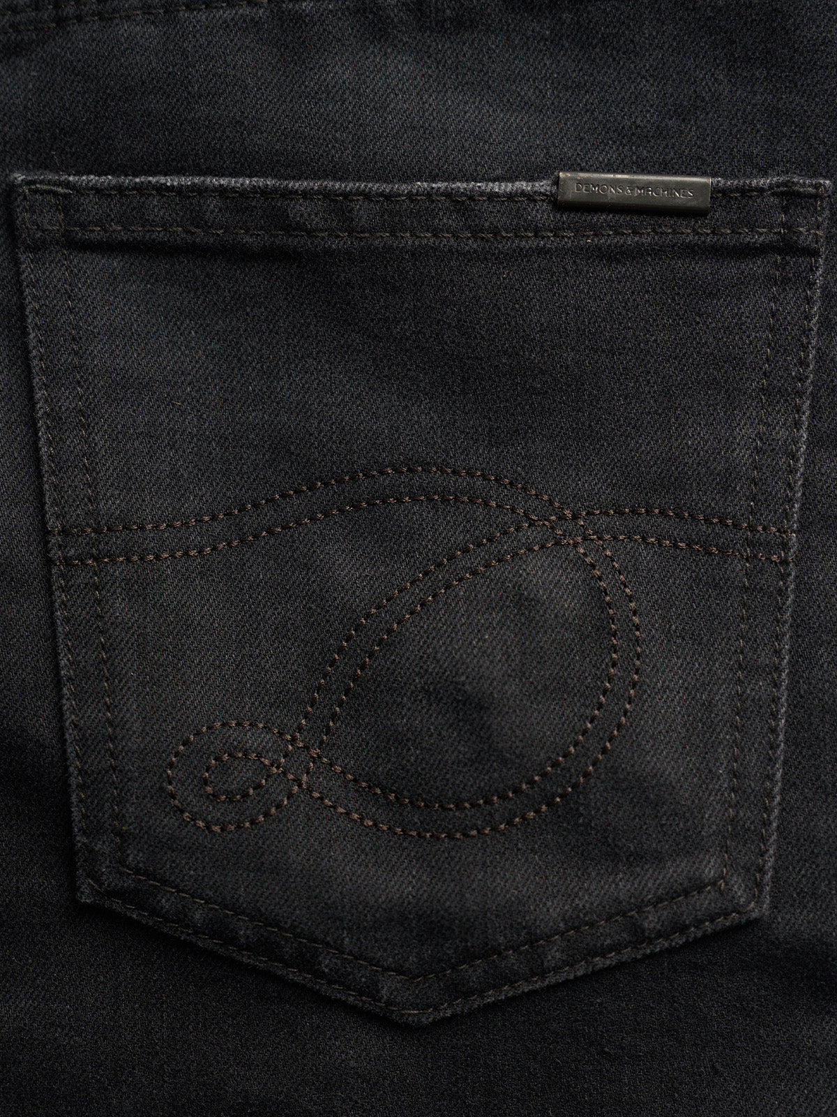 Short de Mezclilla Alex, detalle — botón y remaches plateados italianos con pespunte de triple aguja. #color_negro