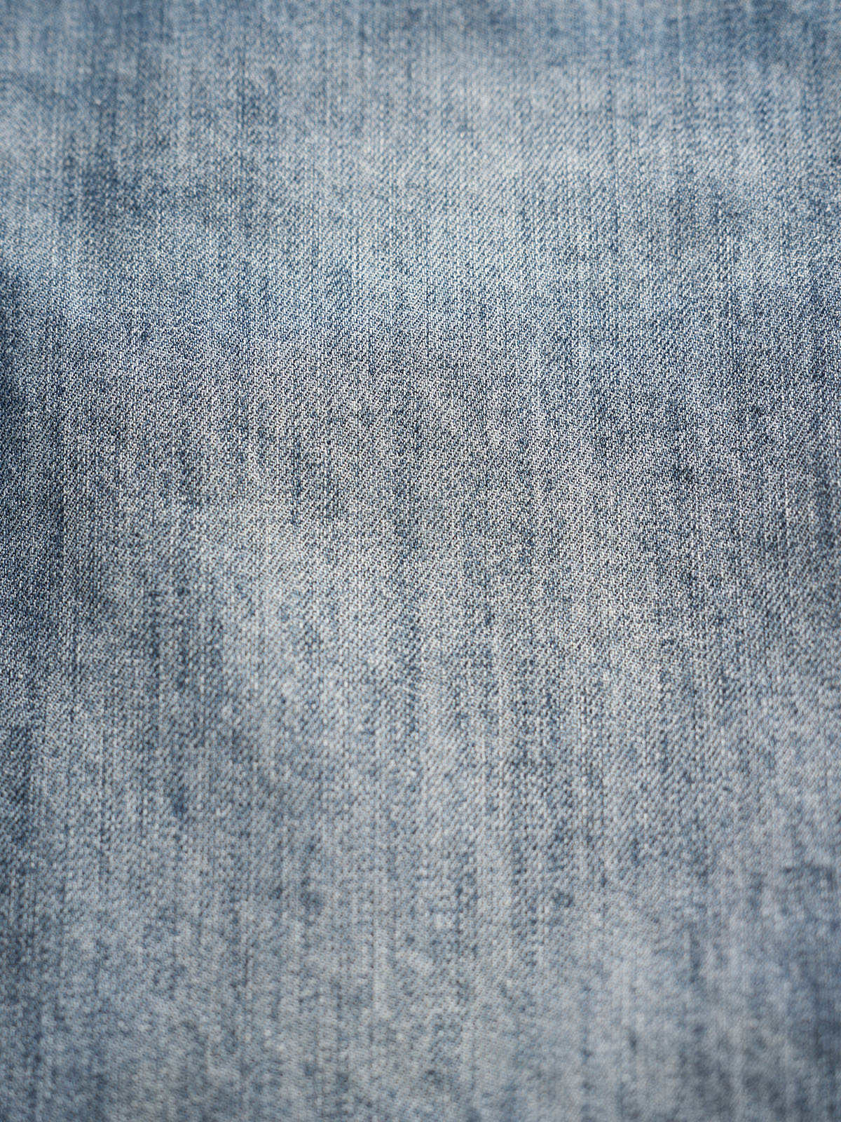 Short de Mezclilla Alex en Azul Medio, vista lateral — tiro medio-bajo con pierna recta relajada. #color_azul_medio