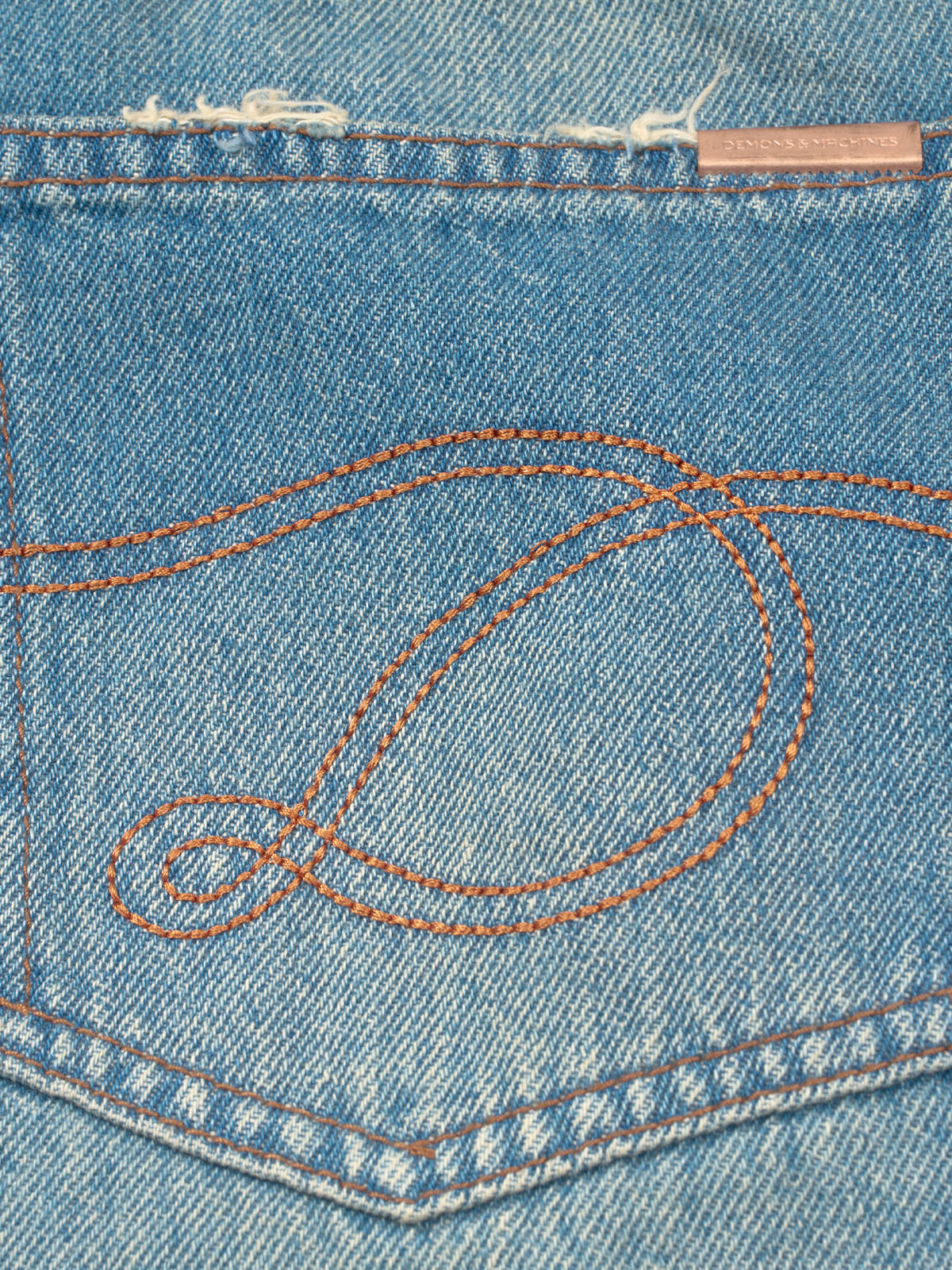 Jeans Alex Oversize Fit en Azul Claro, vista lateral — tiro medio, corte relajado oversize. #color_azul_claro