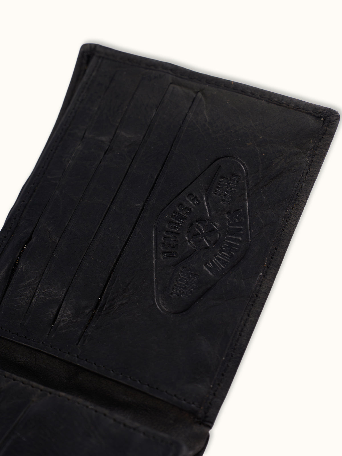 Cartera Triple Boston, detalle — varios compartimentos interiores para tarjetas y billetes. #color_negro