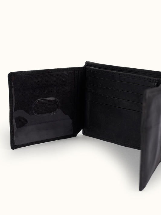 Cartera Triple Boston en Negro, vista trasera — el logo grabado en el exterior. #color_negro