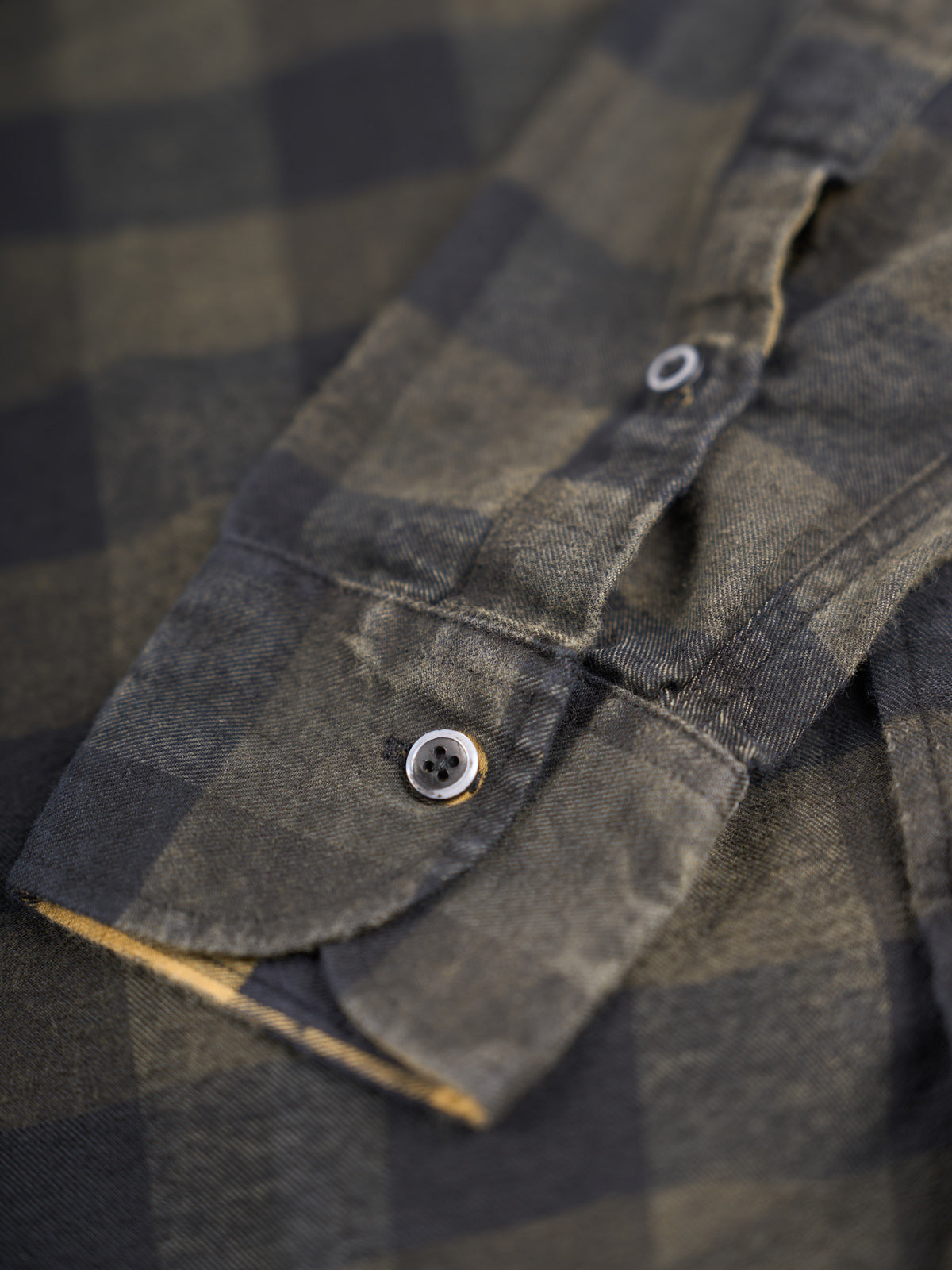 Modelo con Camisa Colorado de Cuadros Aerografiada en Ocre, abotonada con mezclilla — Demons & Machines. #color_ocre