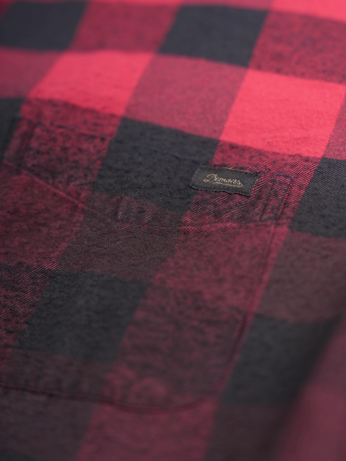 Modelo con Camisa Colorado de Cuadros Aerografiada en Rojo, abotonada con mezclilla — Demons & Machines. #color_rojo