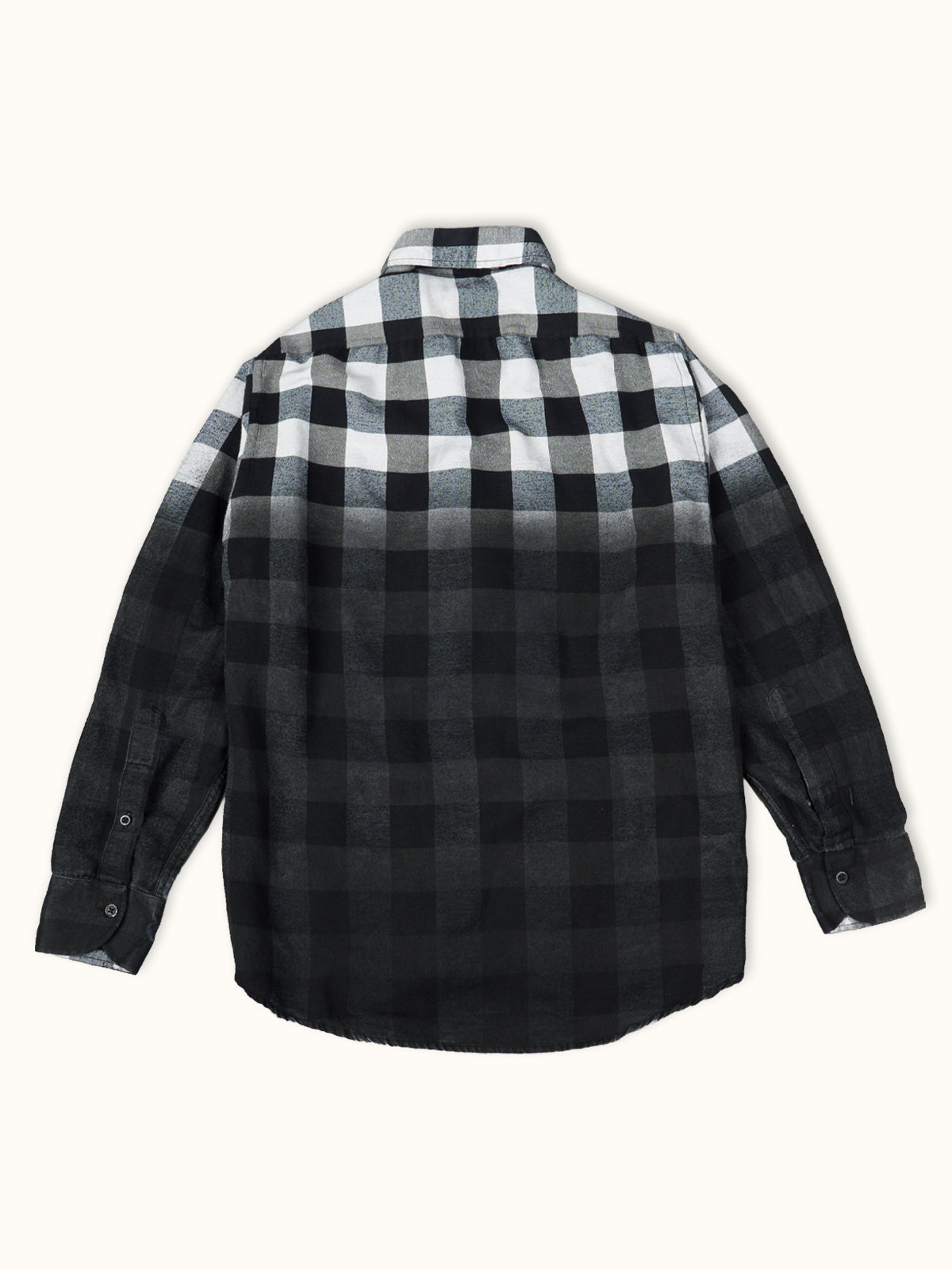 Camisa Colorado de Cuadros Aerografiada en Negro, vista trasera — la espalda de corte slim y el pigmento. #color_negro