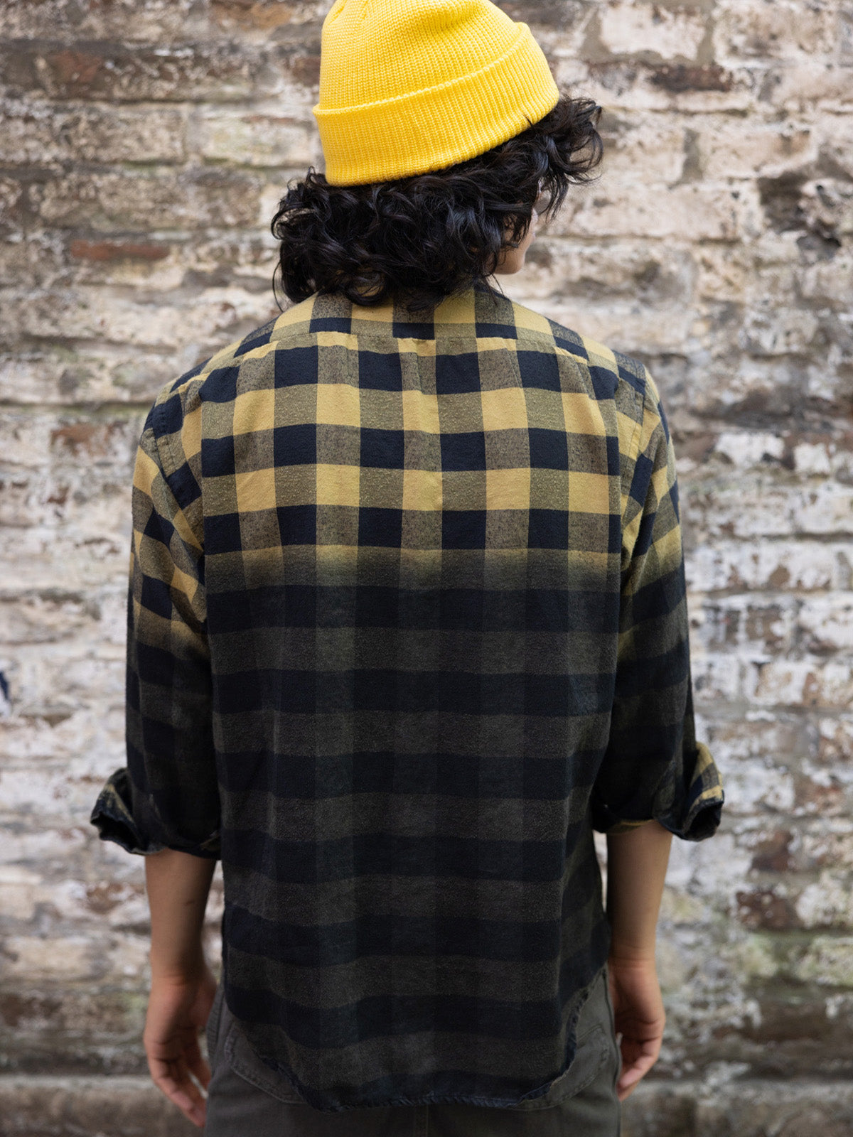 Camisa Colorado de Cuadros Aerografiada, detalle — bolsa de parche en el pecho con etiqueta marcaria y tabs. #color_ocre