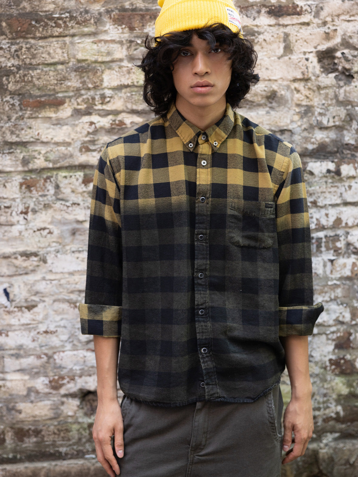 Camisa Colorado de Cuadros Aerografiada, detalle — bolsa de parche en el pecho con etiqueta marcaria y tabs. #color_ocre