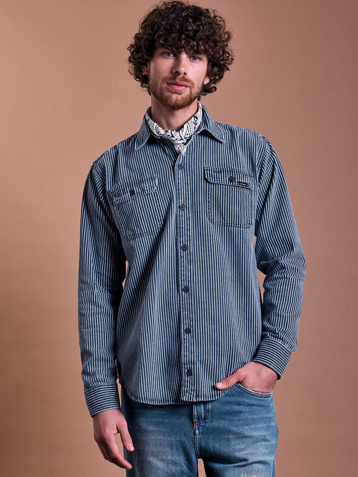 Camisa Dayton de Rayas Railroad, detalle — bolsas de tapa en el pecho y pespunte de triple aguja en hombros. #color_azul