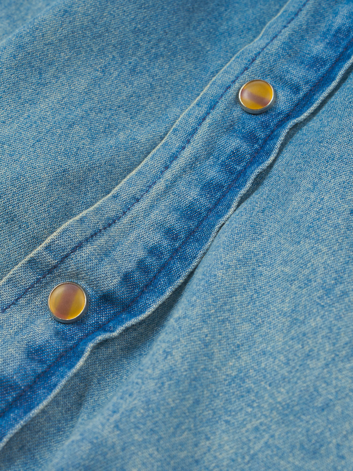 Camisa Vaquera de Mezclilla Dallas, detalle — bolsas de tapa en el pecho y broches de nácar búfalo mate. #color_azul_claro