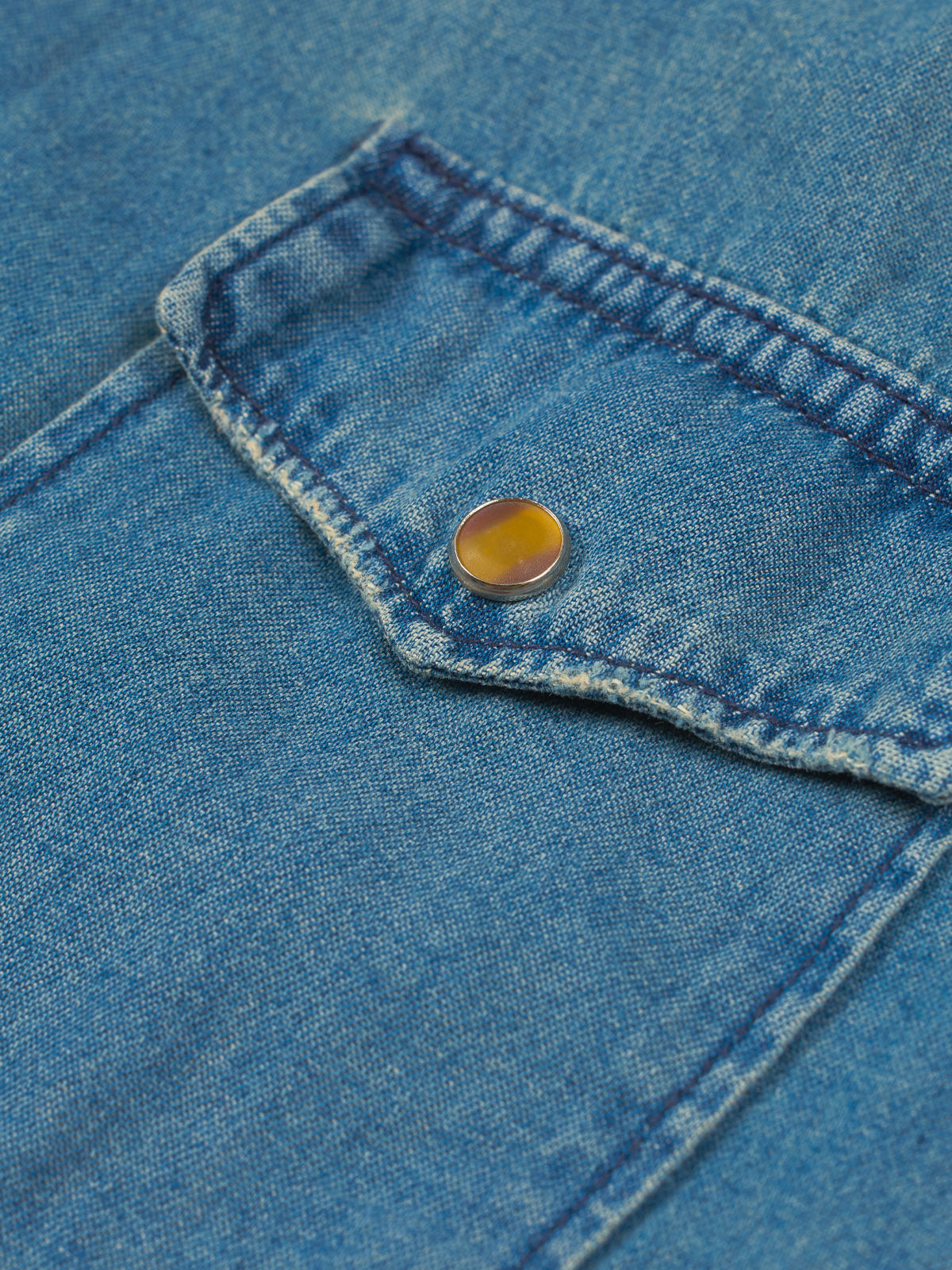 Camisa Vaquera de Mezclilla Dallas en Azul Claro, vista lateral — un corte slim. #color_azul_claro