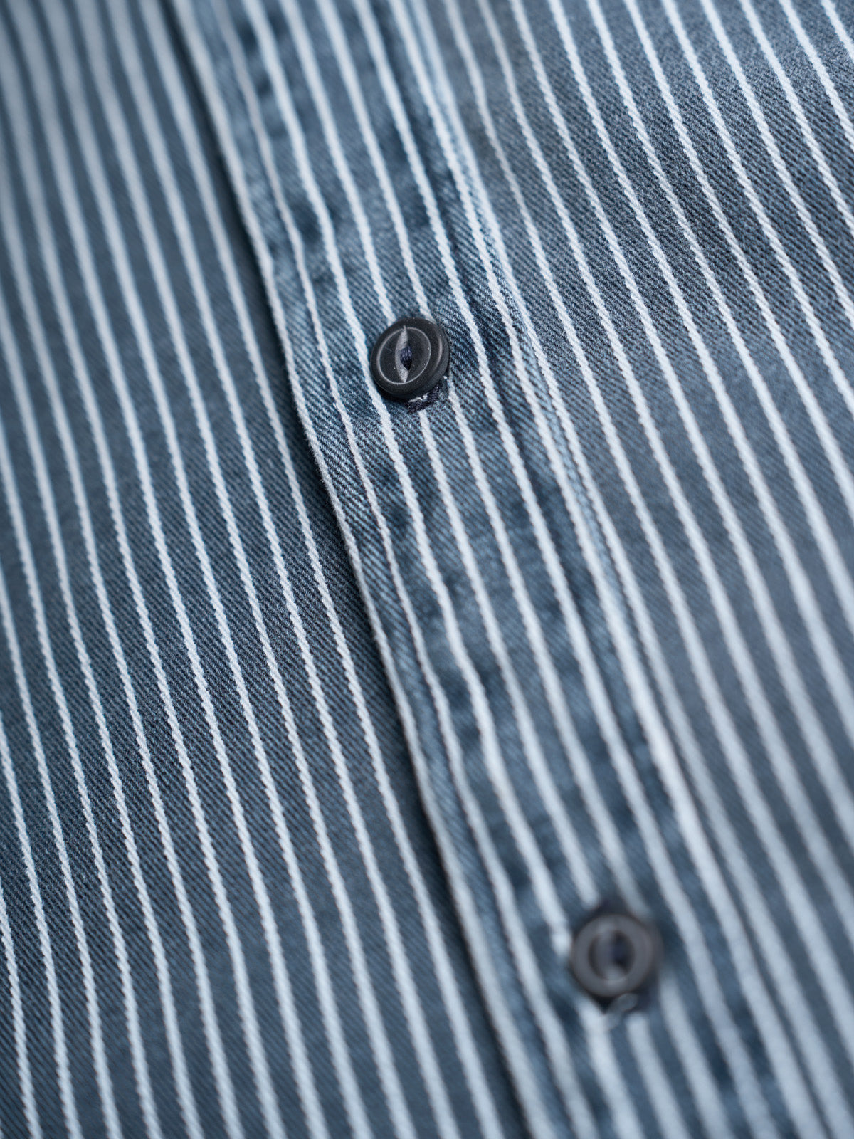 Camisa Dayton de Rayas Railroad, detalle — bolsas de tapa en el pecho y pespunte de triple aguja en hombros. #color_azul