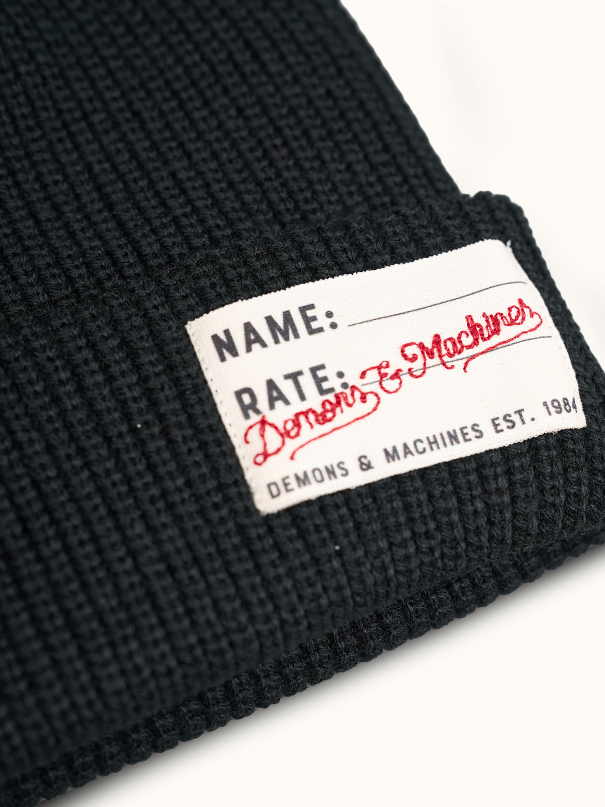 Gorro Tejido Demons en Negro, vista lateral — una silueta redonda clásica. #color_negro