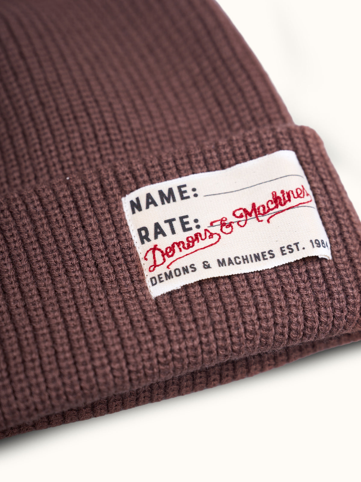 Gorro Tejido Demons en Café, vista lateral — una silueta redonda clásica. #color_café
