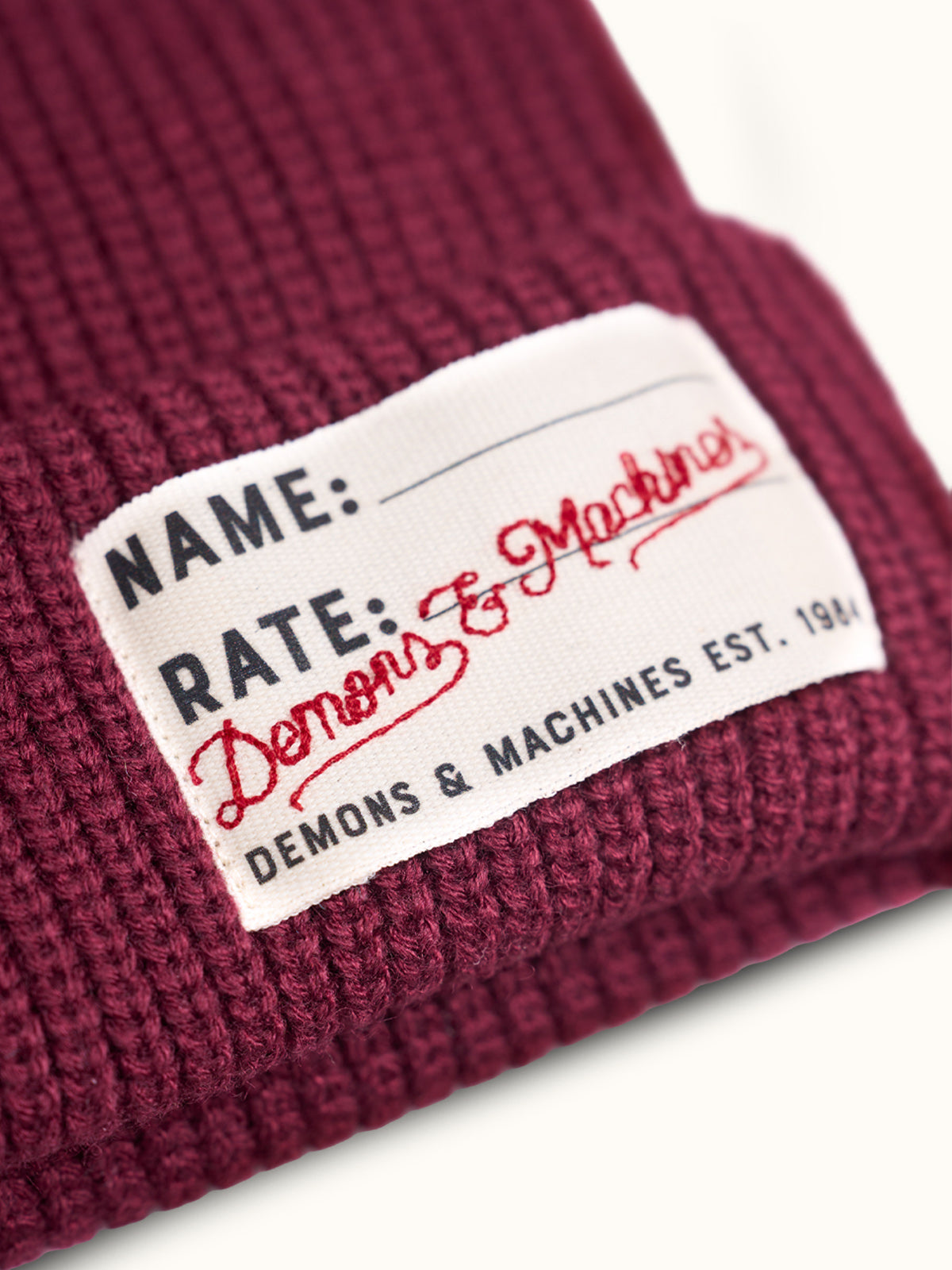 Gorro Tejido Demons en Vino, vista lateral — una silueta redonda clásica. #color_vino