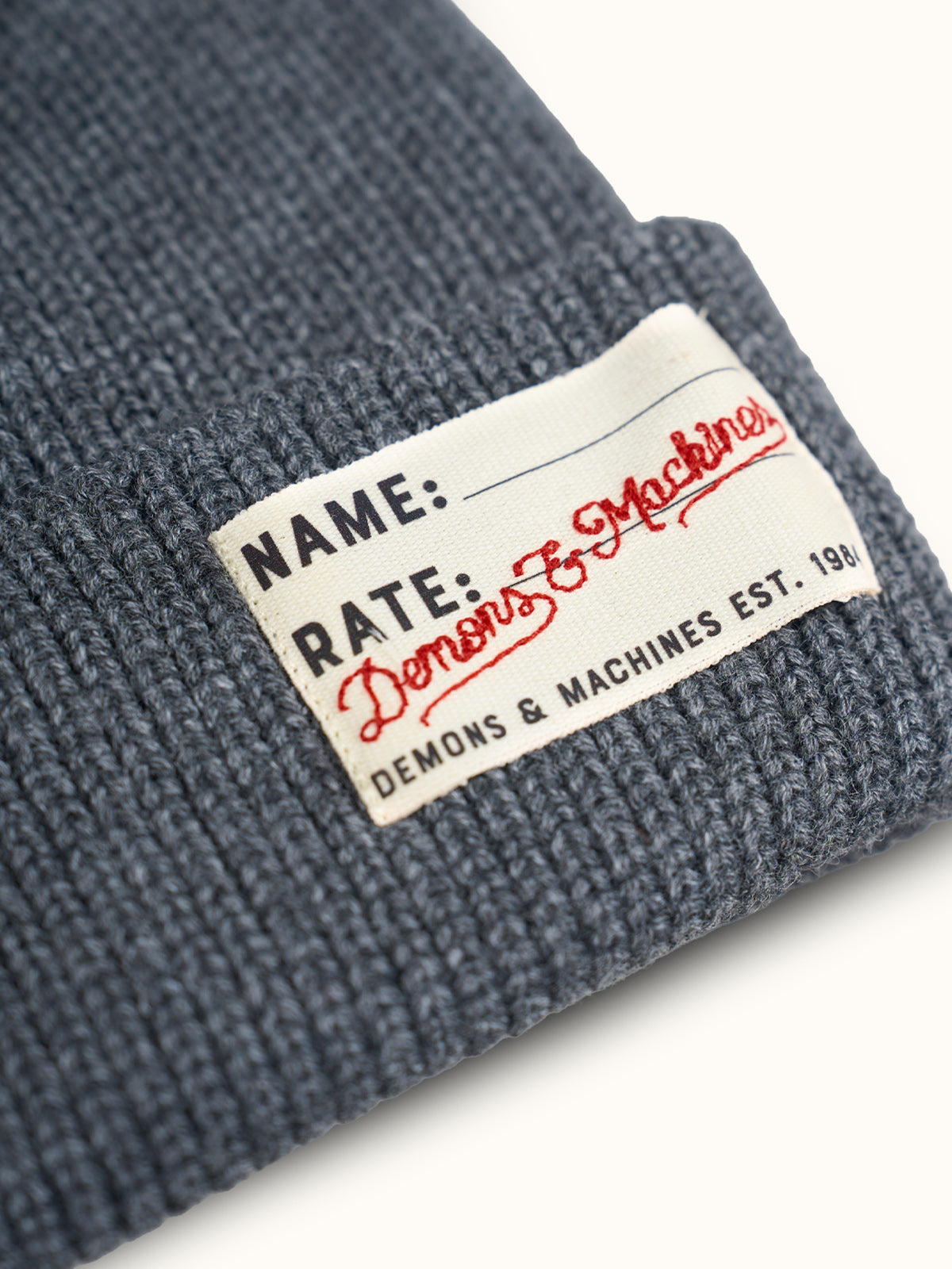 Gorro Tejido Demons en Gris, vista lateral — una silueta redonda clásica. #color_gris