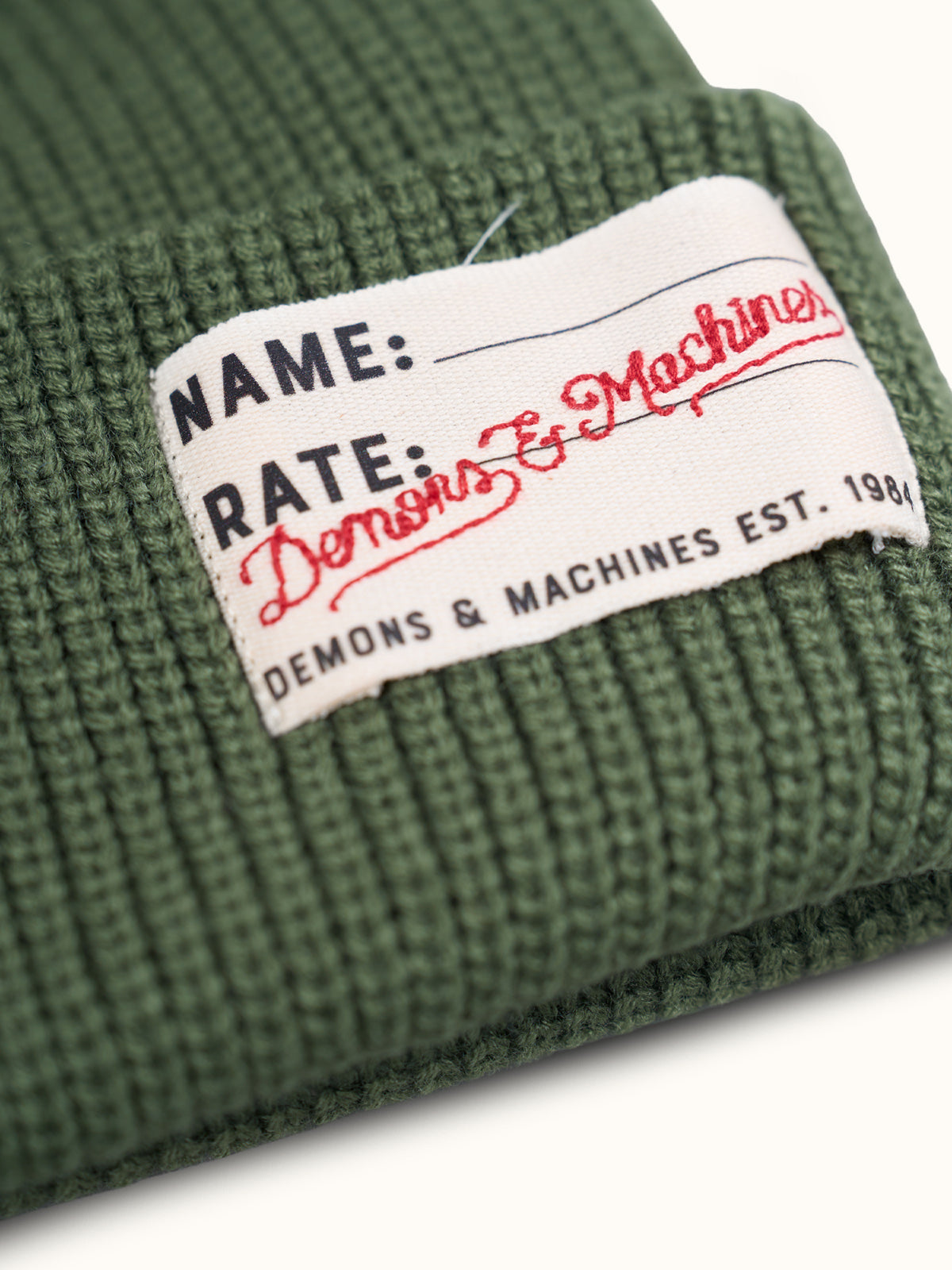 Gorro Tejido Demons en Verde Militar, vista lateral — una silueta redonda clásica. #color_verde_militar