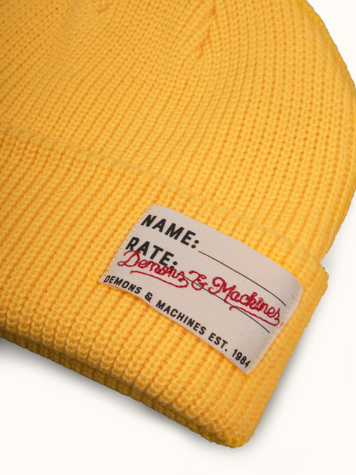 Gorro Tejido Demons en Amarillo, vista lateral — una silueta redonda clásica. #color_amarillo