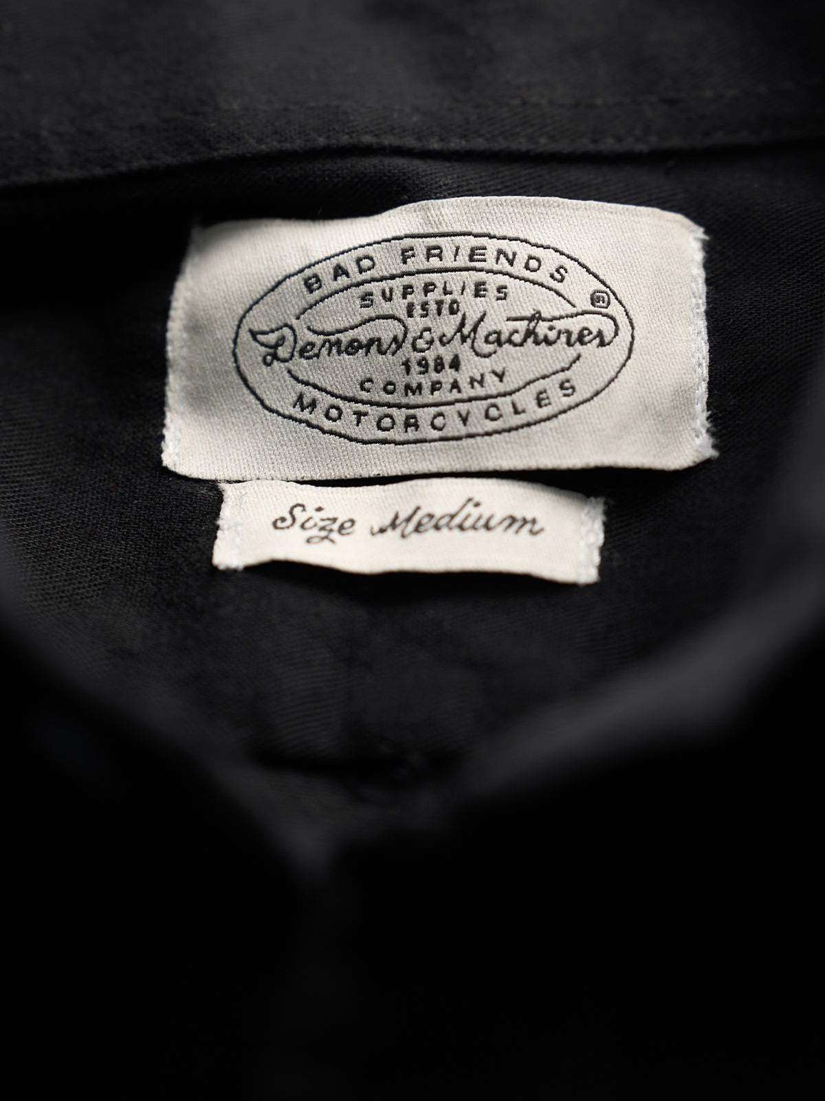 Camisa Garage Boulder, detalle — botonadura frontal con bolsas en el pecho y costuras reforzadas. #color_negro