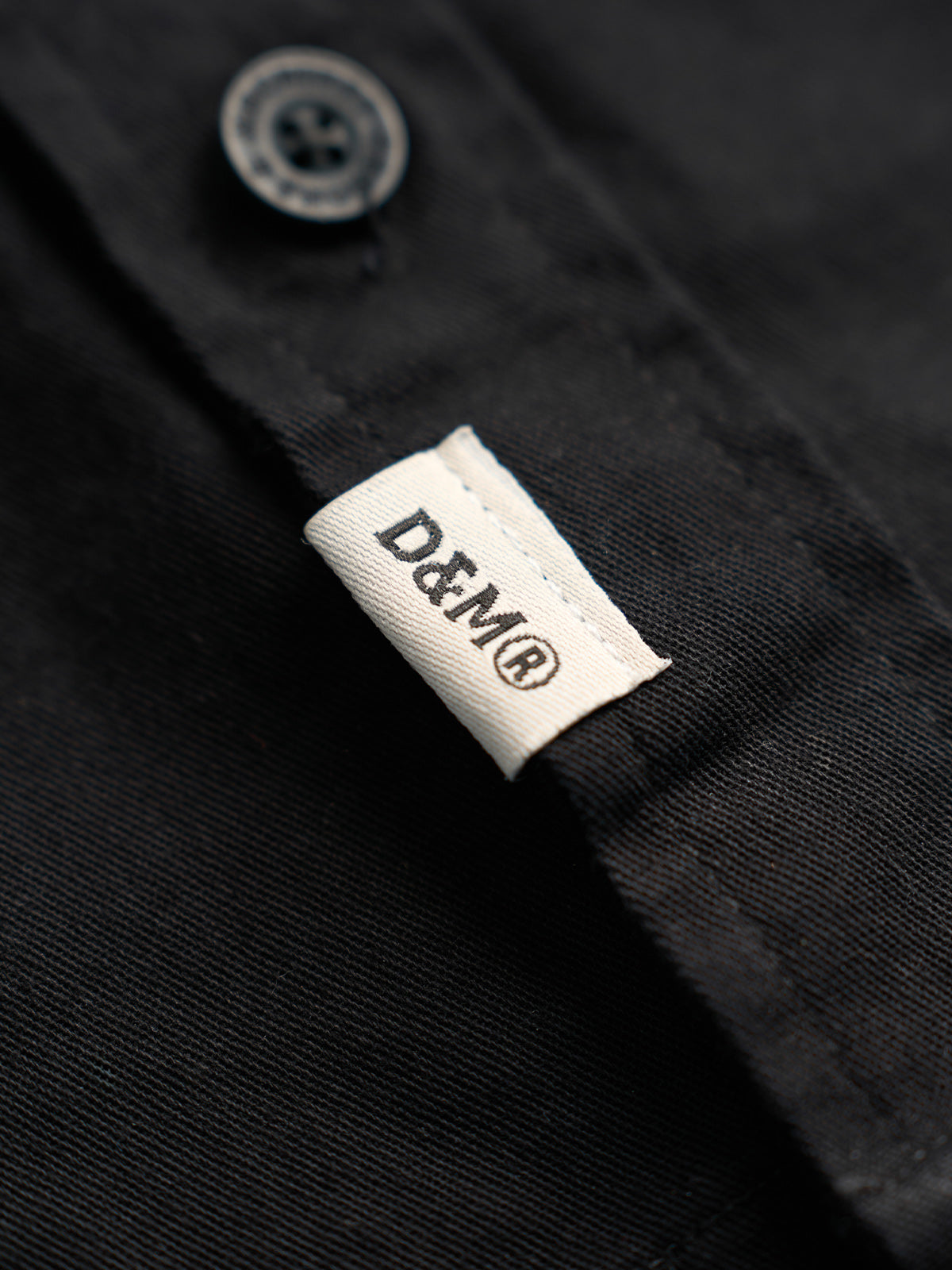 Camisa Garage Boulder en Negro, vista lateral — un corte regular. #color_negro