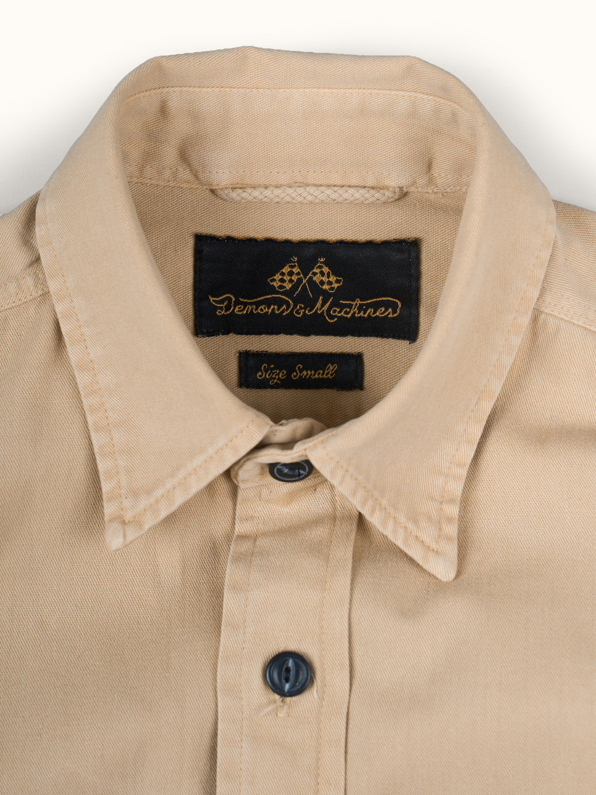 Camisa Greenville Teñida en Prenda, detalle — bolsas de tapa en el pecho. #color_arena