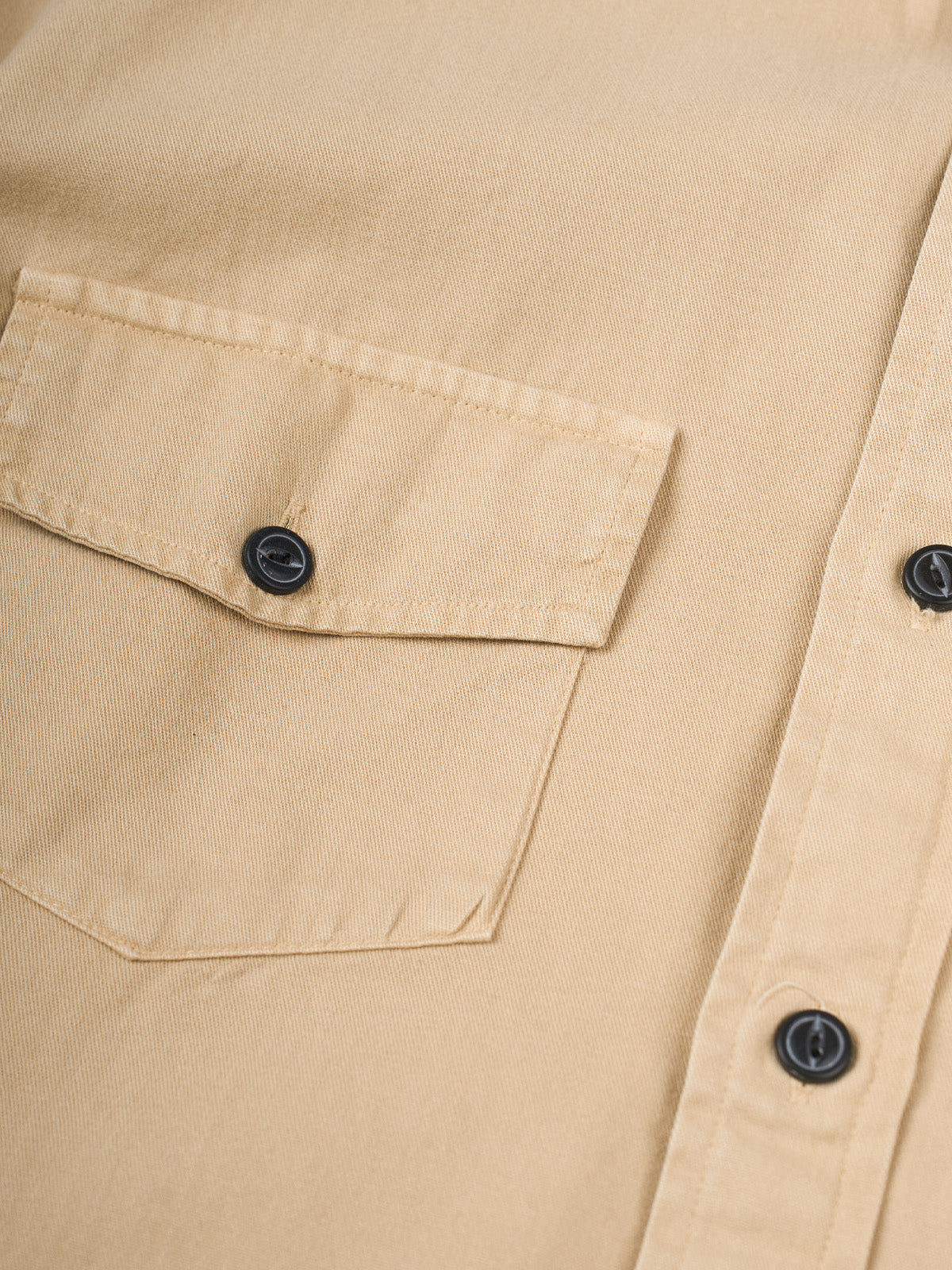 Camisa Greenville Teñida en Prenda en Arena, vista lateral — un corte regular. #color_arena