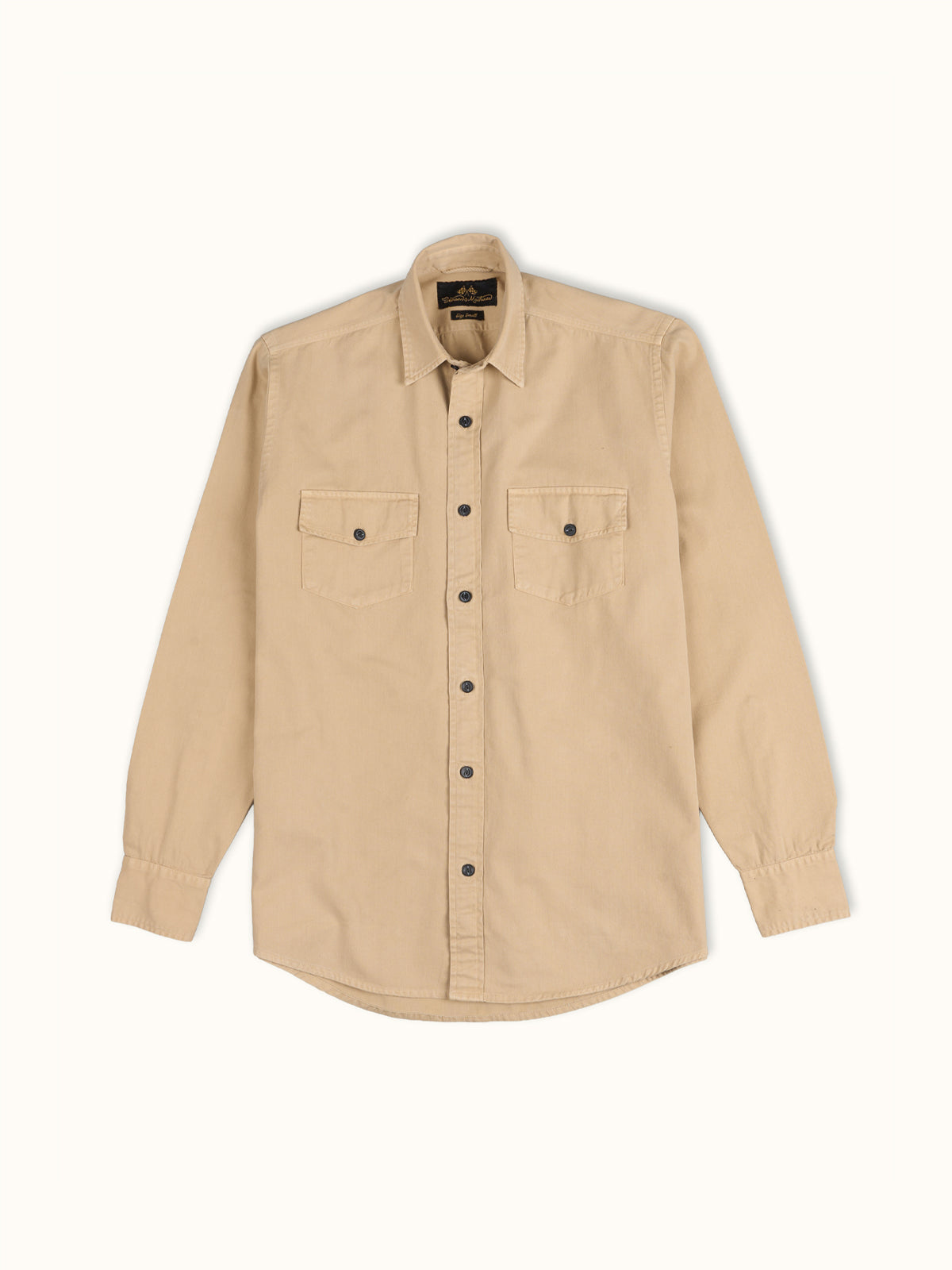 Camisa Greenville Teñida en Prenda en Arena, vista frontal — twill de algodón de 6 oz. Demons & Machines. #color_arena