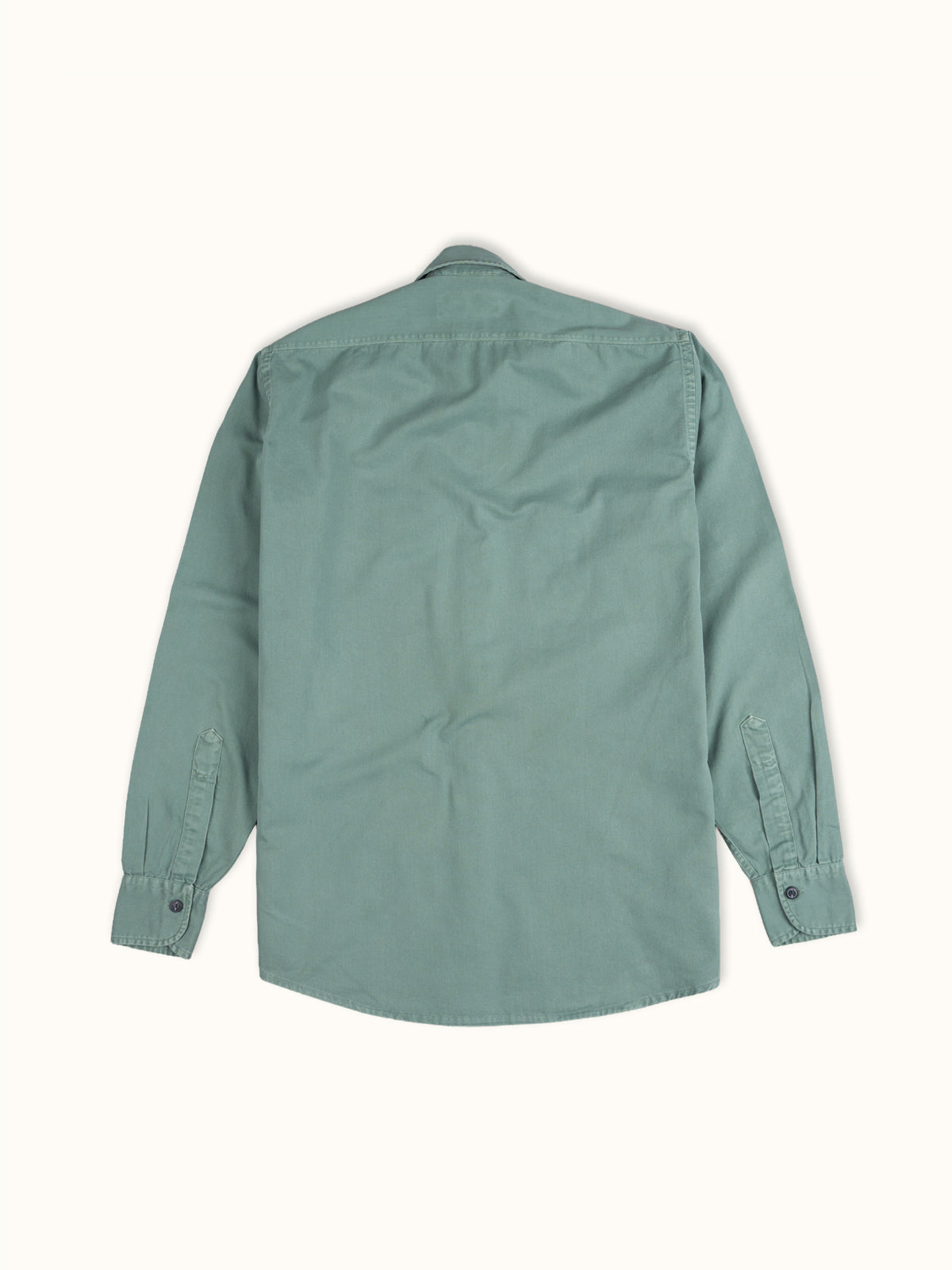Camisa Greenville Teñida en Prenda en Verde Salvia, vista trasera — los hombros y costados con pespunte. #color_verde_salvia