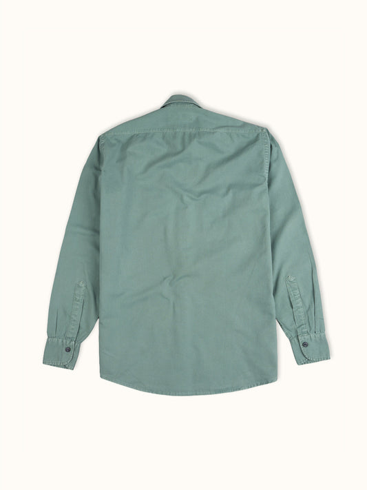 Camisa Greenville Teñida en Prenda en Verde Salvia, vista trasera — los hombros y costados con pespunte. #color_verde_salvia
