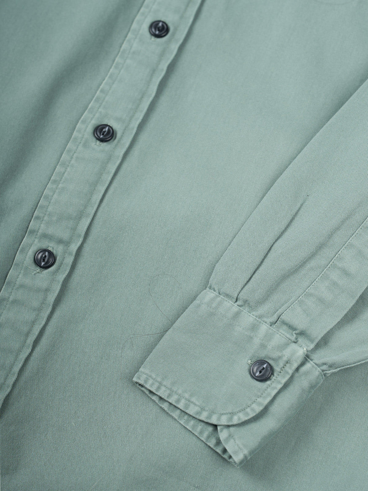 Twill de algodón de 6 oz teñido en prenda — Camisa Greenville Teñida en Prenda en Verde Salvia. #color_verde_salvia