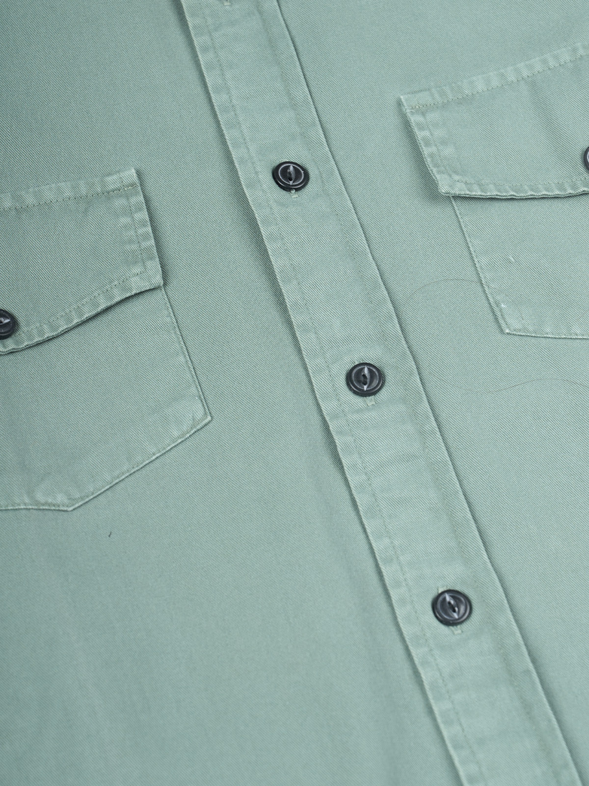 Camisa Greenville Teñida en Prenda, detalle — bolsas de tapa en el pecho. #color_verde_salvia